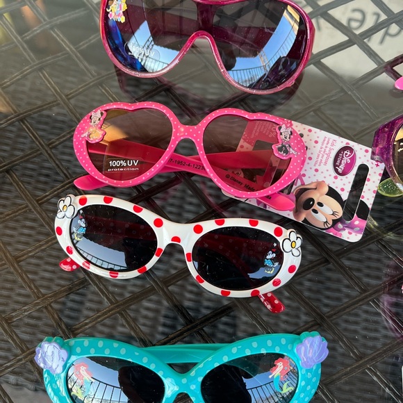 Disney Bundle 2 art sets one 3 tier art set 1 Minnie Mouse art set& sunglas bund - Picture 14 of 15